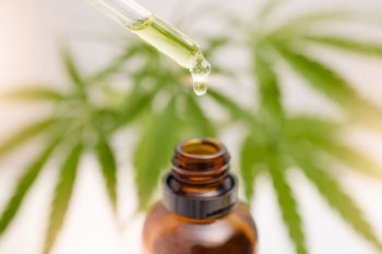 Olejek CBD na sen i nerwicę. Jak dobrać stężenie (5%, 10% czy 30%)?