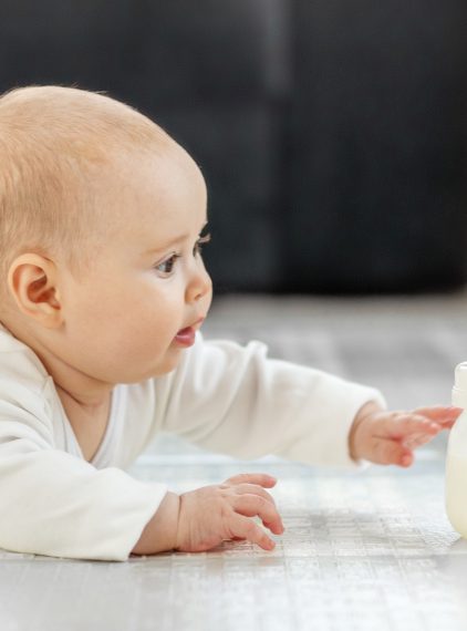 Mleko kozie dla niemowląt i dzieci. Co warto wiedzieć i jakie mleko wybrać?