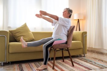 Ćwiczenia na krześle dla seniorów. Prosty trening na siedząco w domu