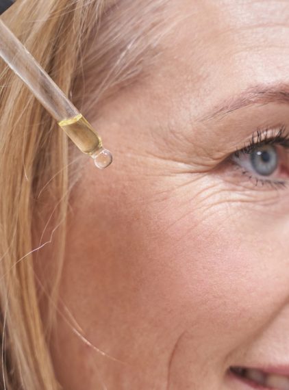 Najlepsze serum na zmarszczki – ranking. Jakie serum przeciwzmarszczkowe wybrać?