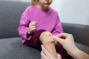 Zakażenie rany. Jak wygląda, jakie daje objawy i jak je leczyć?