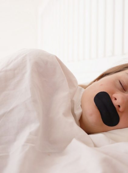 Mouth taping. Czy zaklejanie ust na noc rzeczywiście poprawia jakość snu?